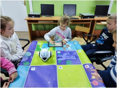 LABORATORIA PRZYSZŁOŚCI – wrzesień 2022r. Programowanie z robotem edukacyjnym 'Photon’.